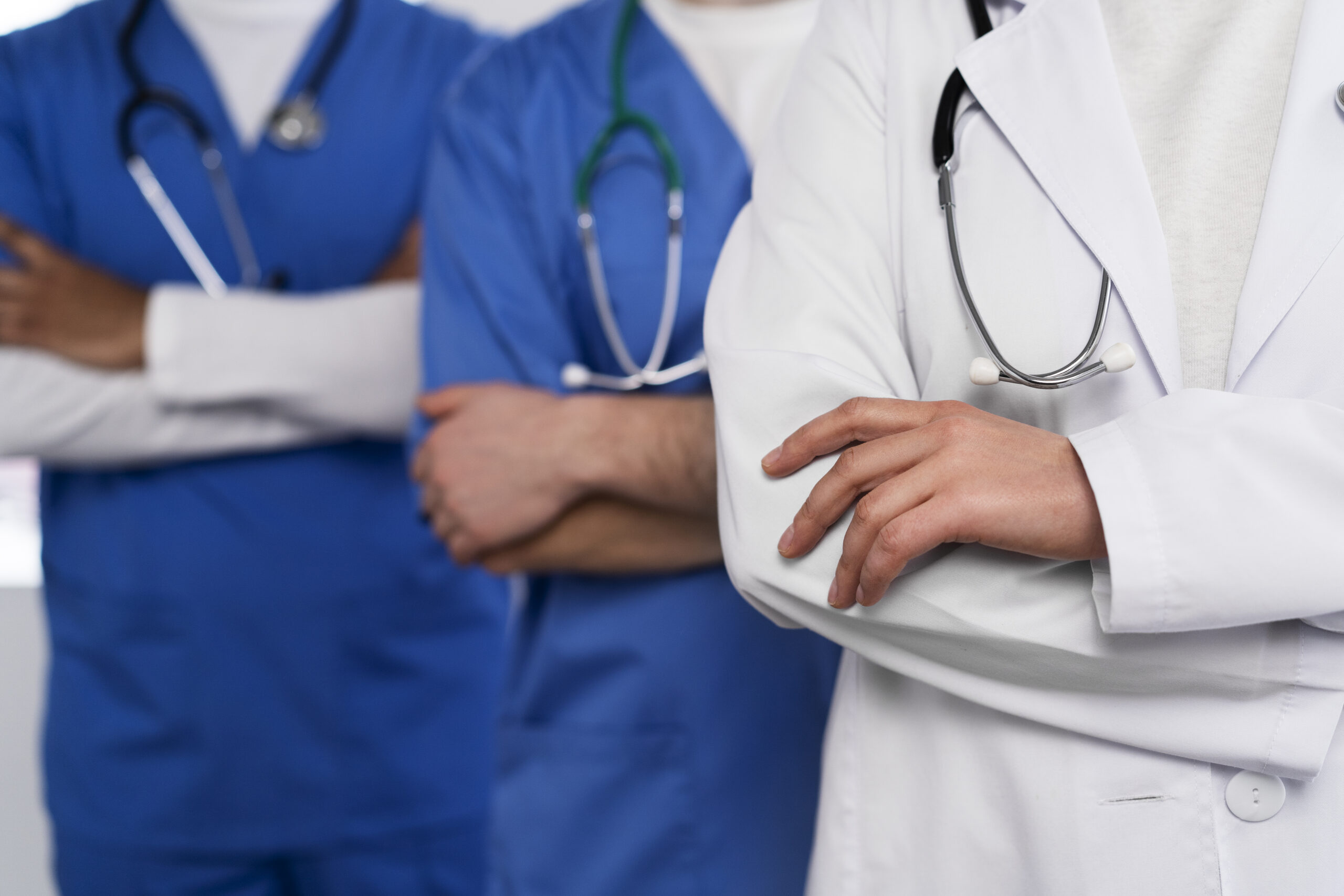 equipo-de-enfermera-y-medico-listo-para-el-dia-de-trabajo